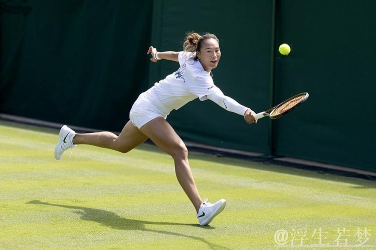 郑钦文草地赛季首战逆转取胜，期待更进一步表现